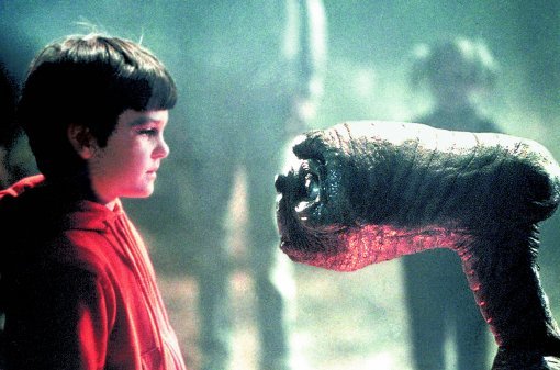 세계적으로 화제를 모은 영화 ‘E.T.’(1982). 외계인과 지구인 소년의 우정을 그렸다.  동아일보DB