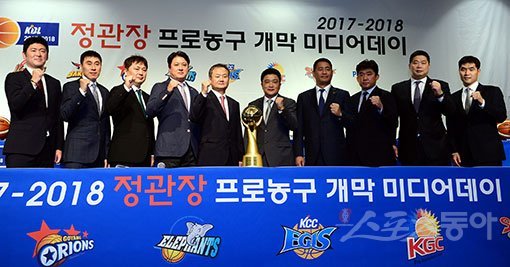 프로농구 10개 구단 감독들이 10월 11일 서울 양재동 더케이호텔에서 열린 ‘2017∼2018 정관장 프로농구’ 미디어데이에 참석해 새로운 시즌 선전을 다짐하고 있다. (왼쪽부터)KCC 추승균, 삼성 이상민, DB 이상범, SK 문경은, 현대모비스 유재학, 전자랜드 유도훈, 오리온 추일승, KGC 김승기, LG 현주엽, kt 조동현 감독. 양재 ｜ 김민성 기자 marineboy@donga.com