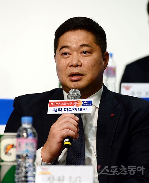 11일 서울 양재동 더케이호텔에서 ‘2017-2018 정관장 프로농구‘ 개막 미디어데이가 열렸다. 창원 LG 현주엽 감독이 출사표를 밝히고 있다. 김민성 기자 marineboy@donga.com