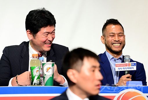 11일 서울 양재동 더케이호텔에서 ‘2017-2018 정관장 프로농구‘ 개막 미디어데이가 열렸다. 전주 KCC 전태풍이 동료의 질문에 미소를 지으며 대답하고 있다. 김민성 기자 marineboy@donga.com