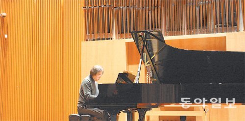 국내 20여 개 도시에서 베토벤 피아노소나타 전곡 시리즈 연주를 펼치는 피아니스트 백건우 씨가 9일 인천 서구 엘림아트센터에서 독주회를 앞두고 연습하고 있다. 박희제 기자 min07@donga.com