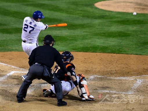 11일 창원 마산야구장에서 '2017 타이어뱅크 KBO리그' 포스트시즌 준플레이오프 3차전 롯데 자이언츠와 NC 다이노스 경기가 열렸다. 5회말 2사 1,3루 NC 대타 이호준이 1타점 적시타를 치고 있다. 마산 | 김종원 기자 won@donga.com