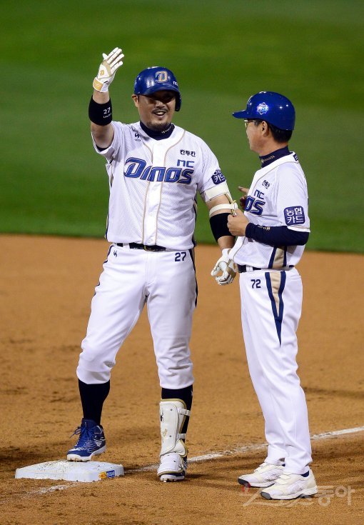 11일 창원 마산야구장에서 ‘2017 타이어뱅크 KBO리그’ 포스트시즌 준플레이오프 3차전 롯데 자이언츠와 NC 다이노스 경기가 열렸다. 5회말 2사 1,3루 NC 대타 이호준이 1타점 적시타를 치고 1루에서 기뻐하고 있다. 마산 | 김종원 기자 won@donga.com