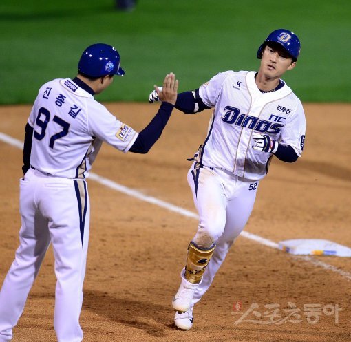 11일 창원 마산야구장에서 ‘2017 타이어뱅크 KBO리그’ 포스트시즌 준플레이오프 3차전 롯데 자이언츠와 NC 다이노스 경기가 열렸다. 8회말 2사 NC 노진혁이 중월 솔로 홈런을 날리고 그라운드를 돌며 하이파이브 하고 있다. 마산 | 김종원 기자 won@donga.com