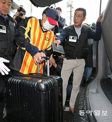 현장검증서 시신유기 태연하게 재연 11일 서울 중랑구 망우동 ‘어금니 아빠’ 이모 씨(35)의 자택에서
 진행된 현장 검증에서 이 씨가 딸의 친구인 여중생 김모 양(14)을 살해하고 시신을 여행 가방에 넣은 뒤 차량에 싣는 모습을 
재연하고 있다. 김재명 기자 base@donga.com