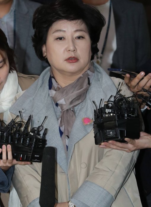 사진=고 김광석씨의 부인인 서해순씨가 12일 오후 서울지방경찰청에 출석해 기자들의 질문에 답변한 뒤 조사실로 향하고 있다. 안철민 기자 acm08@donga.com