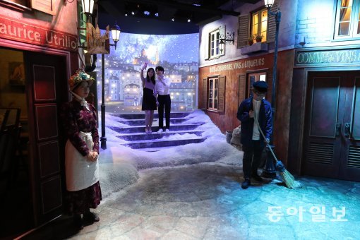 인상주의 명화와 IT가 만나 신개념 아트렉티브 테마파크 ‘라뜰리에’가 28일 오픈을 앞두고 12일 서울 동대문 현대시티아울렛에서 선보였다. 이날 행사장을 찾은 관람객들이 직접 작품속으로 들어가 그림속 세상을 체험하고 있다. 안철민기자 acm08@donga.com