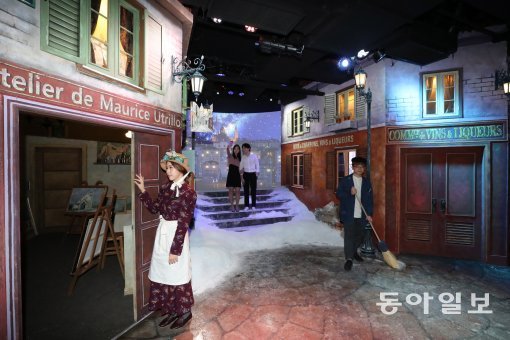 인상주의 명화와 IT가 만나 신개념 아트렉티브 테마파크 ‘라뜰리에’가 28일 오픈을 앞두고 12일 서울 동대문 현대시티아울렛에서 선보였다. 이날 행사장을 찾은 관람객들이 직접 작품속으로 들어가 그림속 세상을 체험하고 있다. 안철민기자 acm08@donga.com