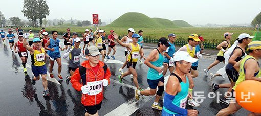 경상북도·경주시·대한육상경기연맹·동아일보·스포츠동아가 주최하는 ‘2017 동아일보 경주국제마라톤’이 10월 15일 ‘천년 고도’ 경주에서 펼쳐진다. 동아일보DB