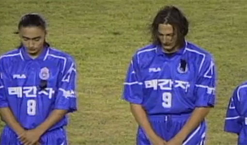 지난 1999년 부산을 이끌던 신윤기 감독대행의 갑작스러운 사망으로 묵념을 하는 부산 선수들. 사진｜MBC 캡쳐