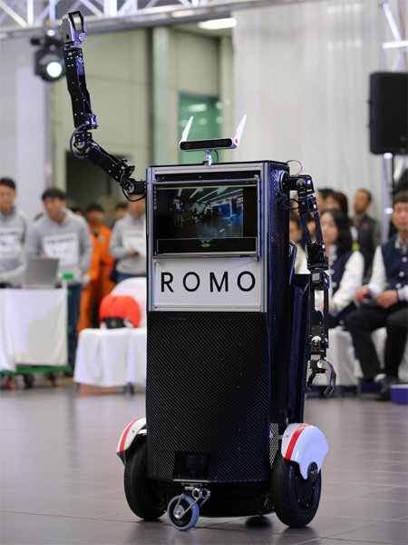 12일 현대·기아자동차 기술연구소에서 열린 ‘R&D 아이디어 페스티벌’에서 최우수상을 받은 ‘로모’팀의 자율주행 로봇이 기술을 시연하고 있다. 현대·기아자동차 제공