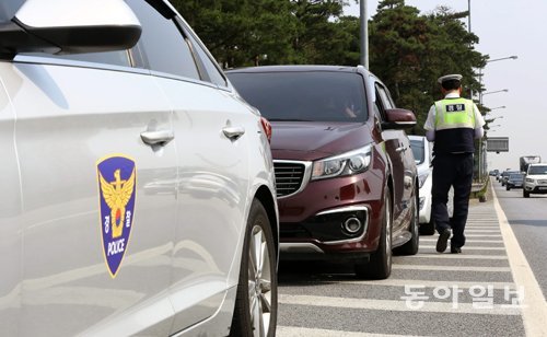 고속도로 순찰대 소속 경찰관이 고속도로에서 가장 자리에 주차된 차량에 대해 단속을 벌이고 있다. 동아일보DB