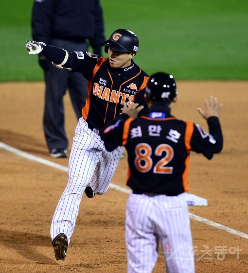 13일 창원 마산야구장에서 ‘2017 타이어뱅크 KBO리그’ 포스트시즌 준플레이오프 4차전 롯데 자이언츠와 NC 다이노스 경기가 열렸다. 5회초 2사 1,2루 롯데 손아섭이 좌중월 스리런 홈런을 날리고 그라운드를 돌며 하이파이브 하고 있다. 마산 | 김종원 기자 won@donga.com