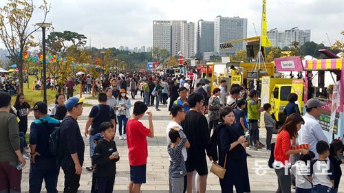 동아일보와 채널A가 후원한 제3회 세종푸드트럭페스티벌이 세종지역경제에 큰 긍정적 영향을 미친것으로 나타났다. 이기진 기자doyoce@donga.com