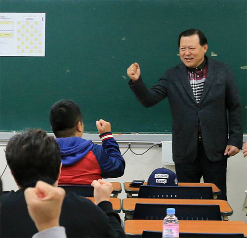 황각규 롯데지주 대표이사가 15일 롯데그룹의 ‘간부승진 자격시험’이 열린 건국대 서울캠퍼스 시험장을 찾아 직원들을 격려하고 있다. 롯데지주 제공