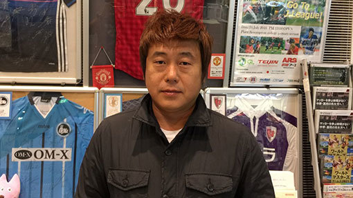 프로지도자에서 축구사업가로 변신한 에이스웨이 남기무 대표가 일본 오사카 ‘에이스웨이 재팬’사무실에서 포즈를 취했다. 남 대표는 후배 꿈나무들에게 그라운드 안팎에서 다양한 기회를 주기 위해 노력하고 있다. 사진제공 ｜ 에이스웨이