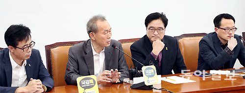 “朴 前대통령 행적, 전면 재수사 불가피” 이석태 전 4·16 세월호참사 특별조사위원장(왼쪽에서 두 
번째)이 15일 국회에서 열린 더불어민주당과 ‘세월호 참사 진실규명을 위한 가족협의회’의 간담회에서 “박근혜 전 대통령이 사고 
당일 오전 9시 30분에서 10시 사이에 무엇을 했는지 밝혀져야 한다”고 말하고 있다. 민주당 우원식 원내대표(오른쪽에서 두 
번째)는 “박 전 대통령 ‘(세월호) 7시간 반 의혹’에 대한 전면 재수사가 불가피하다”고 말했다. 김재명 기자 
base@donga.com