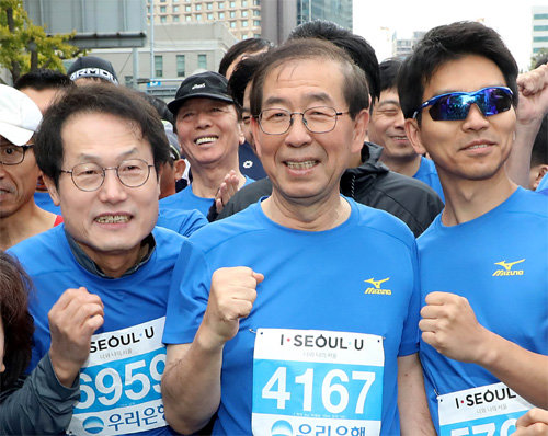 박원순 시장 10km 완주 서울달리기대회에 참가한 박원순 서울시장(가운데)과 조희연 서울시교육
감(왼쪽)이 마스터스 선수들과 파이팅을 외치고 있다.