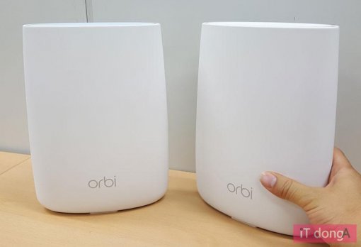 넷기어 오르비 본체(왼쪽)와 새틀라이트(오른쪽)(출처=IT동아)