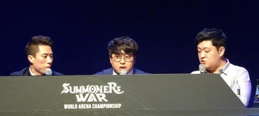 방송인 허준(가운데)을 비롯한 SWC 해설진들 / 게임동아