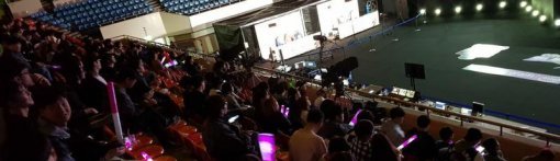 수준높은 경기에 몰입한 관람객들 / 게임동아