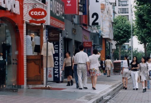 1990년대 압구정동 로데오거리의 모습. 동아일보DB