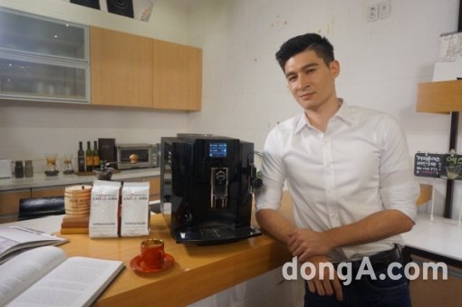 JTBC ‘비정상회담’의 스위스 훈남 청년 알렉스 맞추켈리는 스위스 본가와 한국 자택에서 스위스 커피 
머신 브랜드 ‘유라(JURA)’의 제품을 사용하는 것으로 알려졌다.