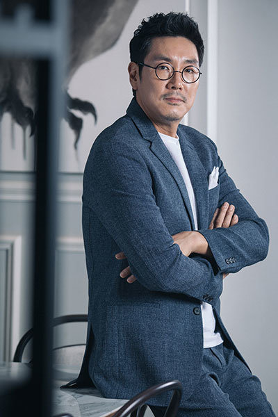 배우 조진웅이 오랜 무명생활을 이겨내고 영화의 주연으로 섰다. 19일 개봉하는 영화 ‘대장 김창수’에서 김구의 젊은 시절을 연기한 그는 “영화를 촬영하면서 내 성정에도 적지 않은 변화가 생겼다”면서 “더욱 당당하게 살 수 있을 것 같다”고 했다. 사진제공 ｜ (주)키위컴퍼니