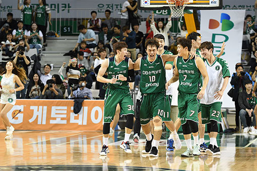 ‘2017∼2018 정관장 프로농구’가 10월 14일 개막해 첫 주말 일정을 소화했다. 약체로 평가받은 DB(동부)가 우승후보로 꼽힌 KCC를 꺾는 등 초반부터 예상 밖의 경기가 펼쳐졌다. 사진제공 ｜ KBL