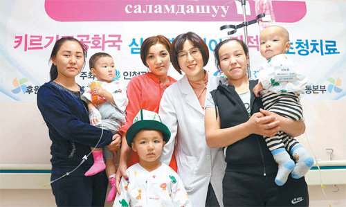 서향순 가천대 길병원 사회사업실장(오른쪽에서 세 번째)이 11일 수술을 받기 위해 입원한 키르기스스탄 어린이들과 환하게 웃고 있다. 가천대 길병원 제공