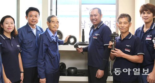 형종호 삼공기어공업㈜ 회장(왼쪽에서 세 번째)이 최근 생산한 자동차용 기어를 만지며 직원들과 환하게 웃고 있다. 황금천 기자 kchwang@donga.com