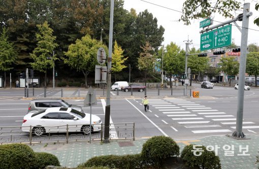 14~2016년 경찰청 조사에서 양재대로 구간 중 가장 위험한 곳으로 나타난 일원1동주민센터 앞 교차로에서 16일 한 시민이 횡단보도를 건너고 있다. 자동차 전용도로로서 횡단보도를 설치할 수 없는 왕복 8차로 넓이의 양재대로에는 현재도 이곳과 같은 횡단보도가 6곳 설치돼있다. 장승윤 기자 tomato99@donga.com