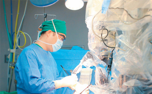 인공관절 수술은 염증을 일으키는 관절 대신에 새로운 인공관절을 무릎 내에 이식하는 수술이다. 인공관절은 환자의 몸 상태, 활동량, 수술 정확성 등에 따라 30년 정도 사용할 수 있다. 이춘택병원 제공