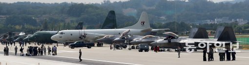16일 경기 성남 서울공항에서 열린 서울국제항공우주 및 방위산업전시회에서 F-35A 스텔스전투기와 F-22 렙터 스텔스전투기가 나란히 전시되어 있다. 전영한 기자