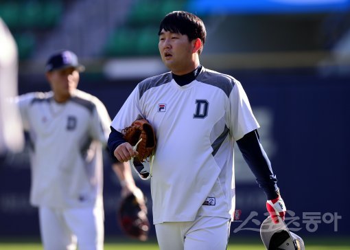 17일 서울 잠실야구장에서 ‘2017 타이어뱅크 KBO리그’ 두산 베어스와 NC 다이노스의 플레이오프 1차전 경기가 열린다. 경기 전 플레이오프 엔트리에 첫 합류한 두산 포수 장승현이 훈련을 마치고 휴식을 취하고 있다. 잠실 | 김민성 기자 marineboy@donga.com