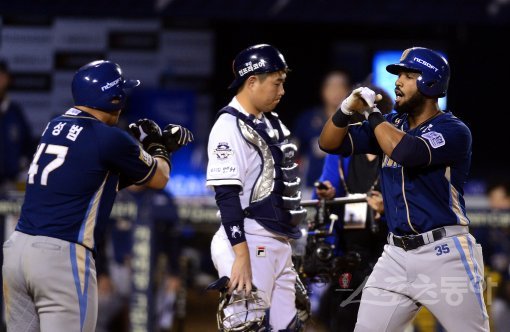 17일 서울 잠실야구장에서 ‘2017 타이어뱅크 KBO리그’ 두산 베어스와 NC 다이노스의 플레이오프 1차전 경기가 열렸다. 5회초 1사 만루에서 NC 스크럭스가 두산 니퍼트를 상대로 만루 홈런을 쏘아 올린 뒤 세리머니를 펼치고 있다. 잠실 | 김민성 기자 marineboy@donga.com