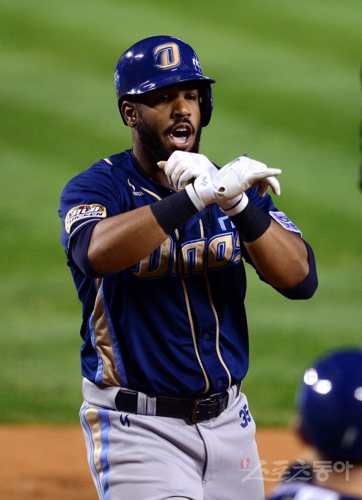 17일 서울 잠실야구장에서 ‘2017 타이어뱅크 KBO리그’ 포스트시즌 플레이오프 1차전 NC 다이노스와 두산베어스 경기가 열렸다. 5회초 1사 만루 NC 스크럭스가 좌월 만루 홈런을 날리고 그라운들 돌아 홈인해 하이파이브 하고 있다. 잠실 | 김종원 기자 won@donga.com