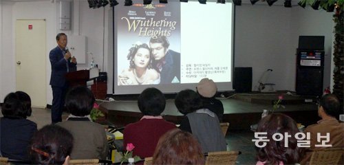 모강인 전 해양경찰청장(마이크 든 사람)이 12일 자신이 이끄는 인천 부평구 산곡동 ‘인문의 향기-문화 쉼터’에서 인문고전을 강연하고 있다. 김영국 채널A 스마트리포터 press82@donga.com