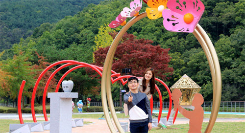 17일 대구 달서구 도원동 월광수변공원을 찾은 시민들이 결혼 프러포즈를 주제로 만든 조형물을 배경으로 사진을 찍고 있다. 대구 달서구 제공