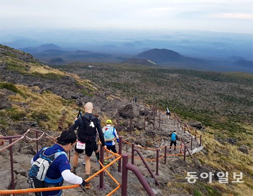 한라산 구석구석을 달리는 울트라 트레일러닝인 트랜스 제주 100km 종목에 참가한 선수들이 자신의 한계에 도전하며 레이스를 펼치고 있다. 임재영 기자 jy788@donga.com