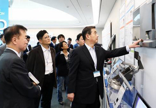 김윤 삼양홀딩스 회장(오른쪽)이 17일 경기 성남시 삼양디스커버리센터에서 열린 ‘삼양이노베이션 연구개발(R&D) 페어 2017(SIRF 2017)’을 찾아 우수 연구 과제를 살펴보고 있다. 삼양그룹 제공