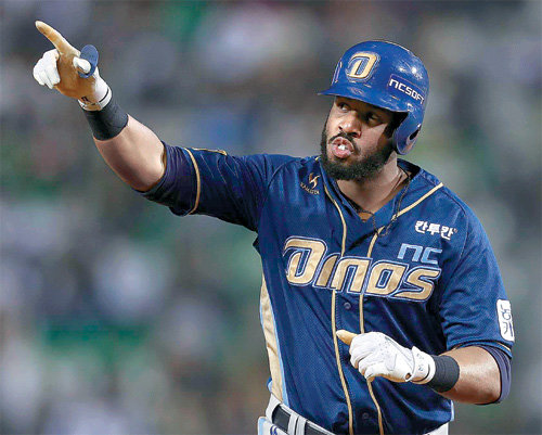 NC 4번 타자 스크럭스가 17일 두산과의 플레이오프 1차전에서 5회초 승부를 뒤집는 역전 만루홈런을 날린 뒤 다이아몬드를 돌고 있다. 스크럭스는 6타수 3안타 5타점의 맹타를 휘두르며 팀의 대승을 이끌었다. 스포츠코리아