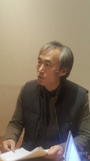 배우 조덕제가 17일 오후 자신의 법무대리인인 변호사와 함께 서울 서초구 서초동의 한 식당에서 기자들을 만나 이번 사건과 관련한 입장과 심경을 밝혔다. 윤여수 기자 tadada@donga.com