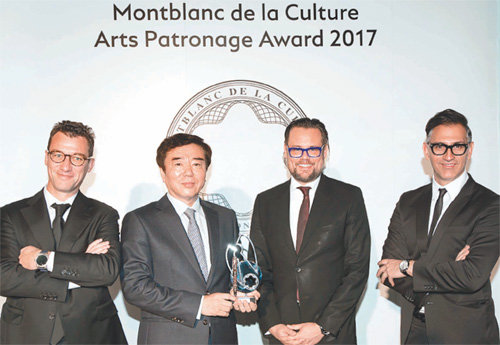 제26회 몽블랑 문화예술 후원자상 수상자로 선정된 이호재 가나아트·서울옥션 회장(왼쪽 두 번째)이 수상 트로피를 들고 몽블랑 관계자들과 기념사진을 찍고 있다.