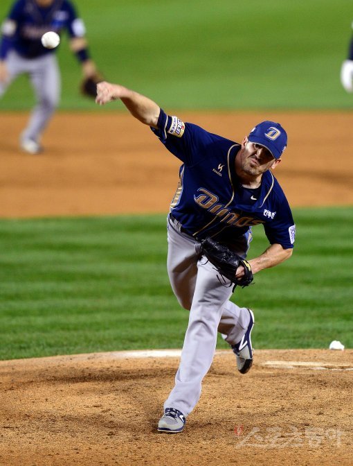 17일 서울 잠실야구장에서 ‘2017 타이어뱅크 KBO리그‘ 포스트시즌 플레이오프 1차전 NC 다이노스와 두산베어스 경기가 열렸다. NC 맨쉽. 잠실 | 김종원 기자 won@donga.com