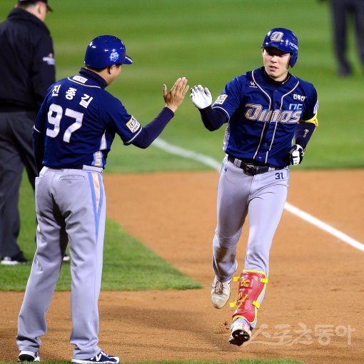 18일 서울 잠실야구장에서 ‘2017 타이어뱅크 KBO리그’ 포스트시즌 플레이오프 2차전 NC 다이노스와 두산베어스 경기가 열렸다. 2회초 1사 1루 NC 김성욱이 역전 좌월 투런 홈런을 날리고 그라운드를 돌며 하이파이브 하고 있다. 잠실 | 김종원 기자 won@donga.com