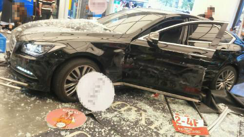 18일 서울 강남구 강남대로에 있는 건물 1층으로 차량이 돌진한 채 멈춰서 있다. 곳곳에 부서진 유리조각들이 나뒹굴고 있다. 시민 제공