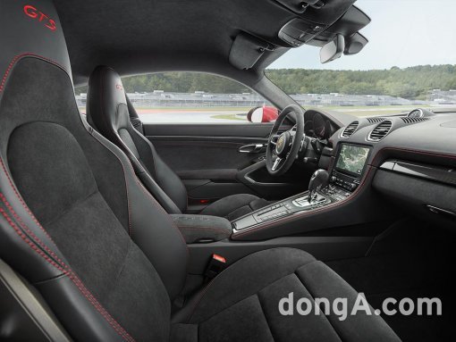 포르쉐 718 GTS 실내