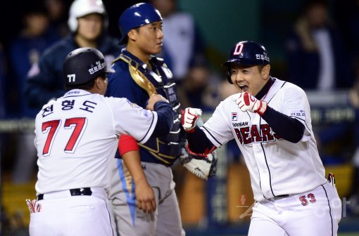 18일 서울 잠실야구장에서 ‘2017 타이어뱅크 KBO리그’ 두산 베어스와 NC 다이노스의 플레이오프 2차전 경기가 열렸다. 6회말 무사 만루에서 두산 최주환이 NC 맨쉽을 상대로 좌월 만루 홈런을 쏘아 올린 뒤 전형도 코치의 환영을 받고 있다. 잠실 | 김민성 기자 marineboy@donga.com