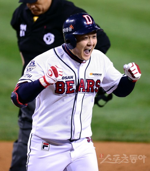 18일 서울 잠실야구장에서 ‘2017 타이어뱅크 KBO리그’ 포스트시즌 플레이오프 2차전 NC 다이노스와 두산베어스 경기가 열렸다. 6회말 무사 만루 두산 최주환이 좌월 만루 홈런을 날리고 그라운드를 돌아 홈인해 하이파이브 하고 있다. 잠실 | 김종원 기자 won@donga.com